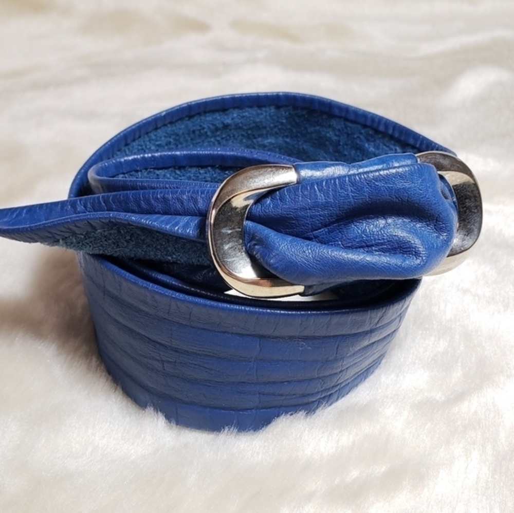 VINTAGE 80s Blue Leather belt Silver buckle adjustable M Cinched Waist